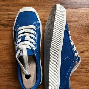 Cariuma Pantone medium blue canvas unisex sneakers, Women 7.5/Men 6 NWB